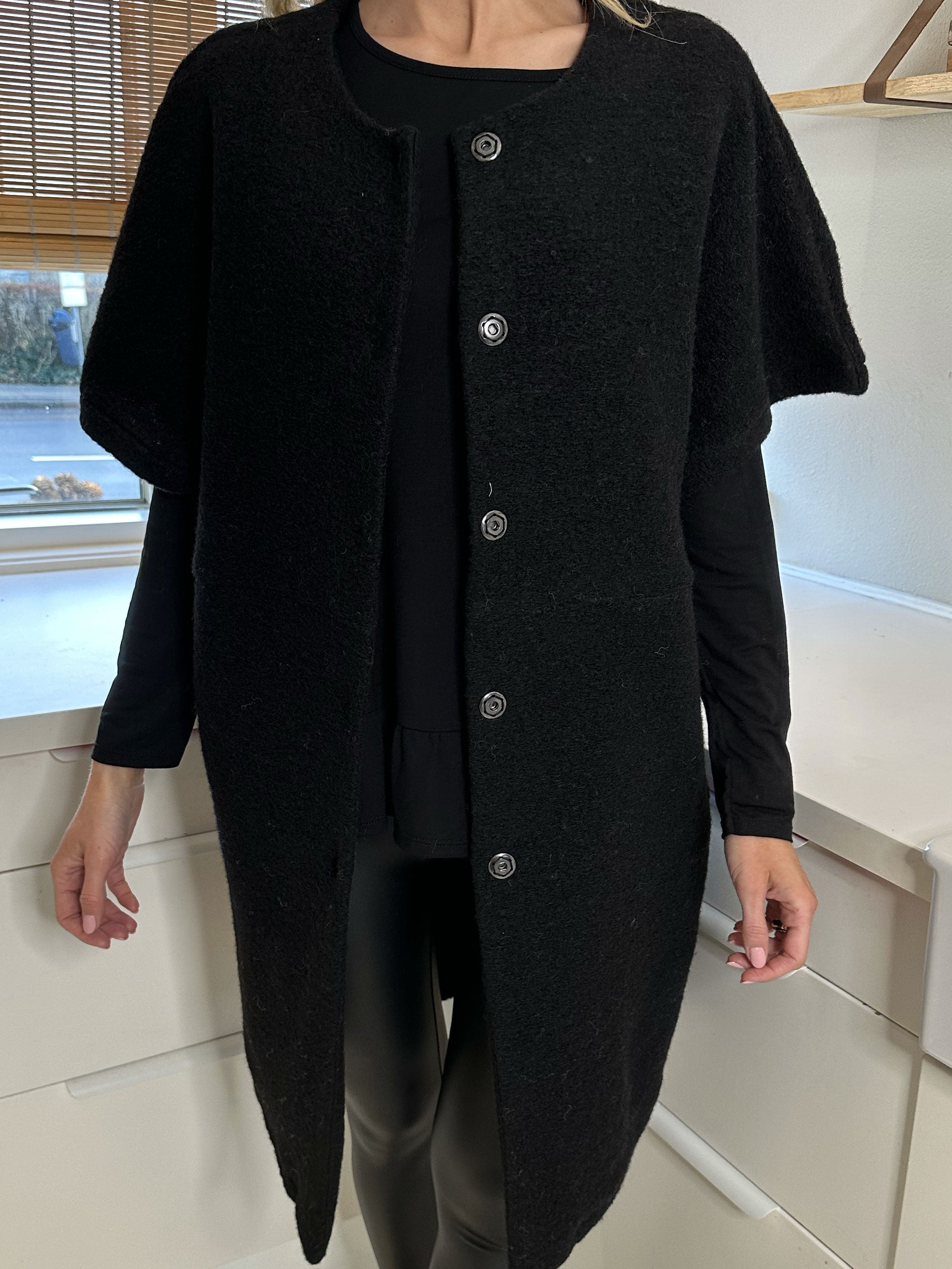 Bianca - Mjuk varm väst med knappar - Black